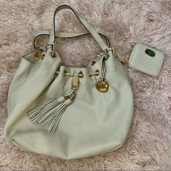 𝅺michael KORS off white leather handbag with matching wallet. - Picture 1 of 10